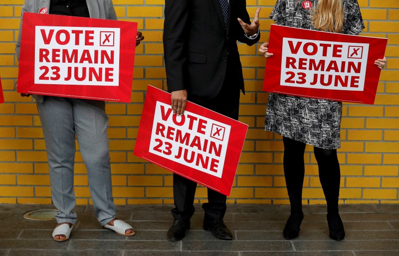 © Reuters. Local council leaders hold placards during a Vote Remain event at Manchester Metropolitan University's student Union in Manchester, northern England.