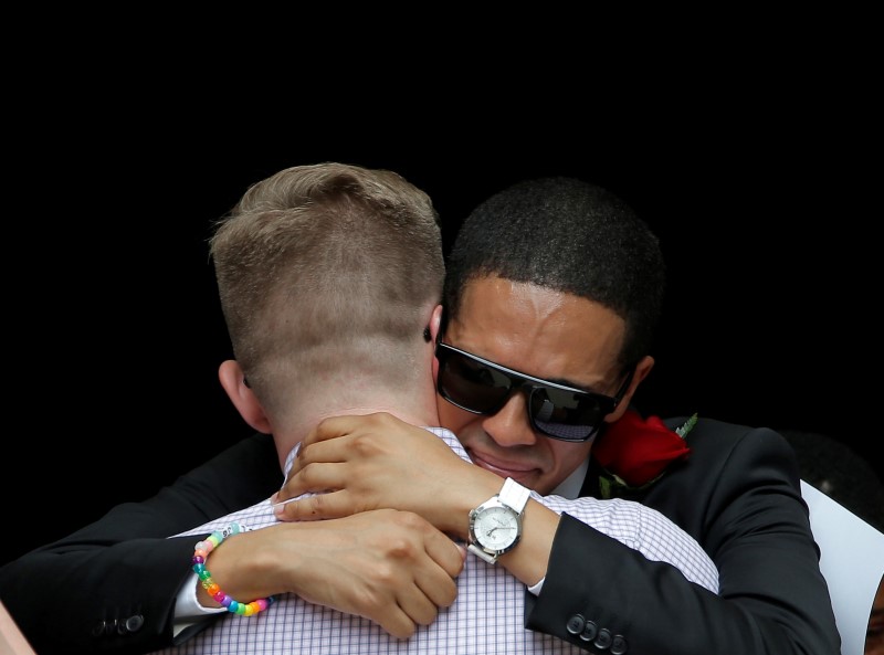 © Reuters. Mourners hug after a funeral service for Christopher Leinonen, who was killed at the Pulse gay nightclub, at Cathedral Church of St. Luke in Orlando