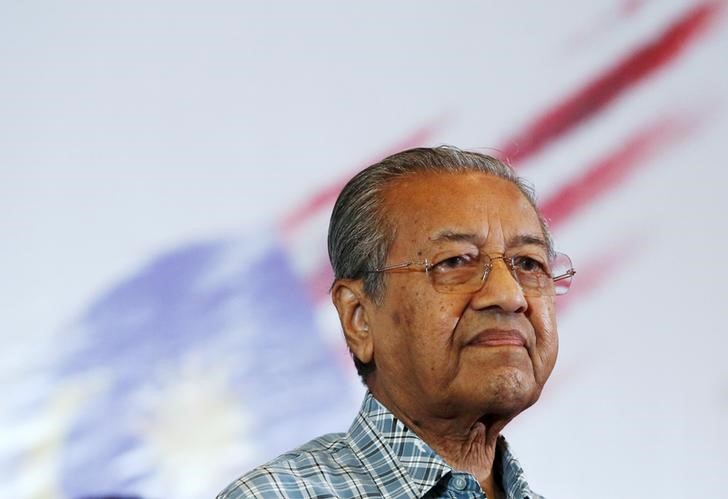 © Reuters. Malaysia's former Prime Minister Mahathir Mohamad attends a meeting of political and civil leaders looking to change the government in Kuala Lumpur, Malaysia