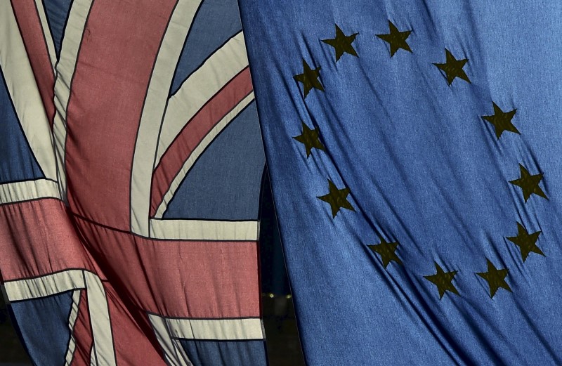 © Reuters. File photo of a British Union flag and a European Union flag hanging from a building in central London