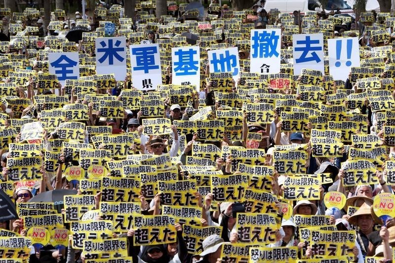 © Reuters. Protesta multitudinaria en las bases estadounidenses de Okinawa tras asesinato de una mujer