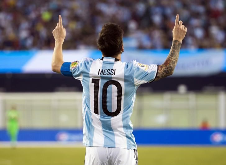 © Reuters. Argentina golea a Venezuela y pasa a cuartos, Messi iguala a Batistuta como máximo goleador