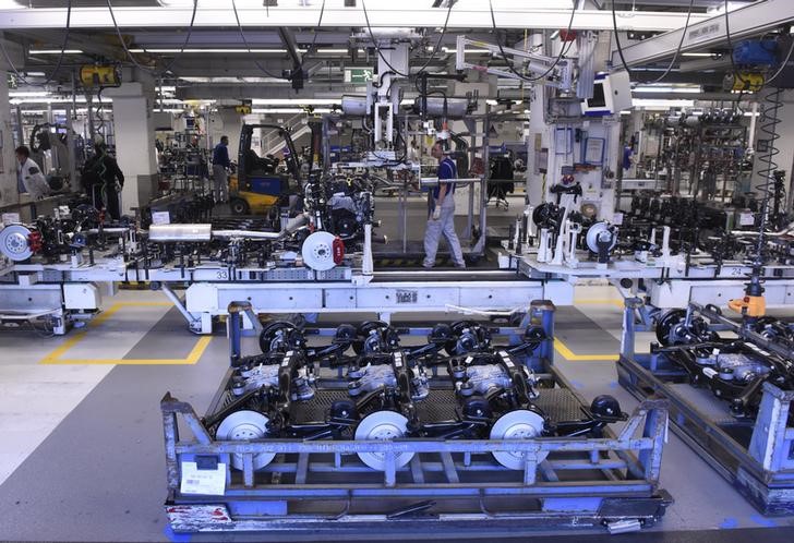 © Reuters. Golf VII cars in production line at Volkswagen in Wolfsburg