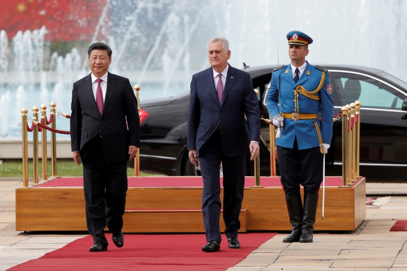 © Reuters. Chinese President Xi Jinping (L) reviews the guard of honour with his Serbian counterpart Tomislav Nikolic during a welcoming ceremony in Belgrade