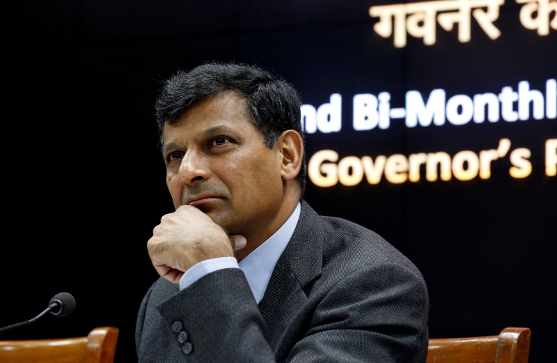 © Reuters. RBI Governor Rajan attends a news conference after their bimonthly monetary policy review in Mumbai