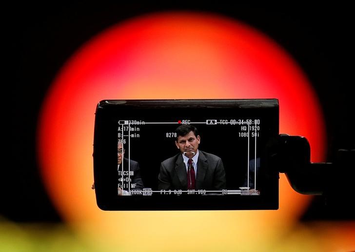 © Reuters. Reserve Bank of India Governor Rajan is seen in a TV camera's viewfinder as he attends a news conference after the bimonthly monetary policy review in Mumbai