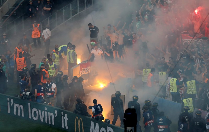 © Reuters. SIX SUPPORTERS HONGROIS EN GARDE À VUE À MARSEILLE