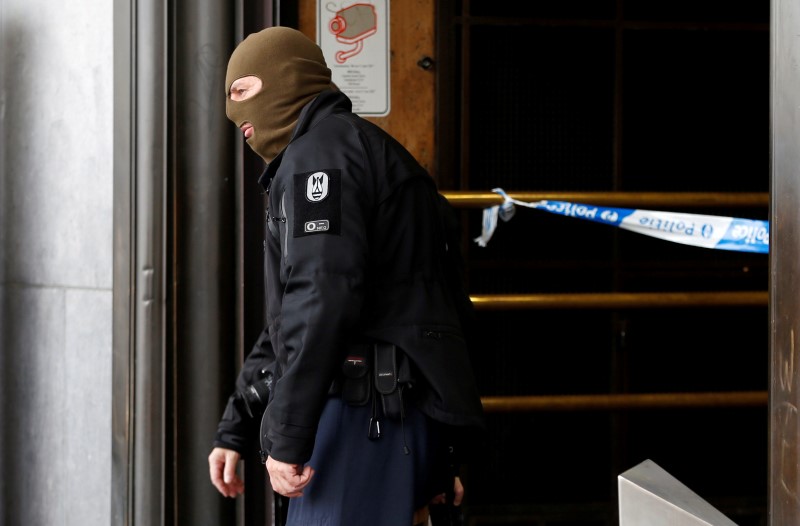 © Reuters. A Belgian bomb disposal expert leaves the central train station where a suspect package was found, in Brussels
