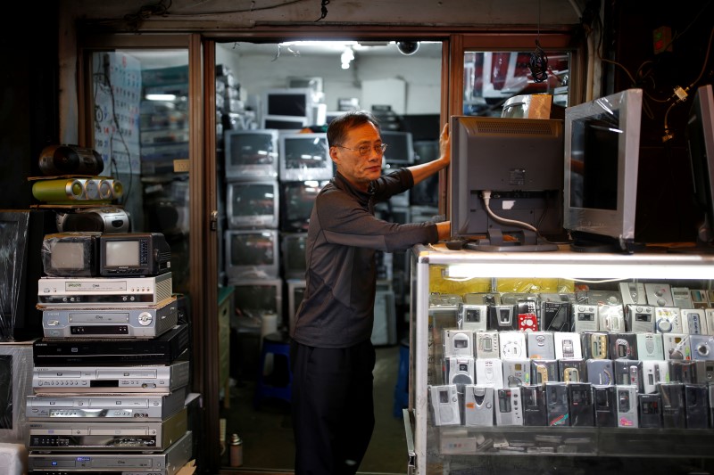 © Reuters. A shopkeeper waits for a customer at a electronics market in Seoul