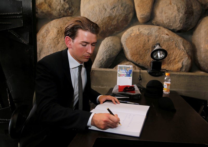 © Reuters. Austrian Foreign Minister Sebastian Kurz signs a guest book after a ceremony in the Hall of Remembrance at Yad Vashem Holocaust Memorial in Jerusalem