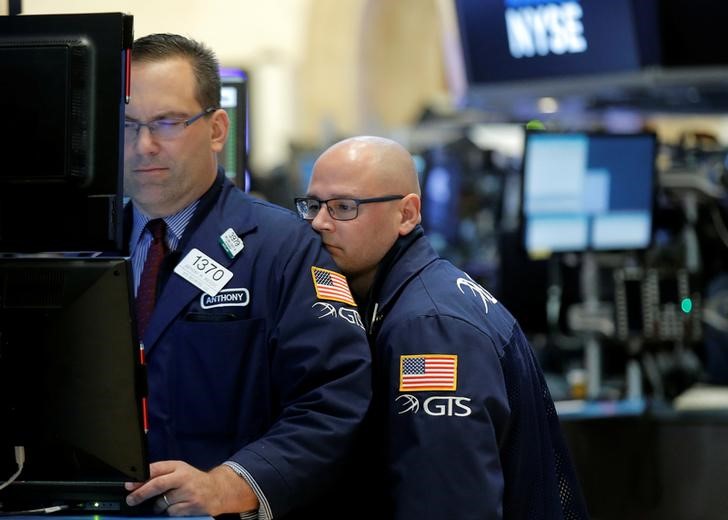 © Reuters. Specialist traders work at their post on the floor of the NYSE