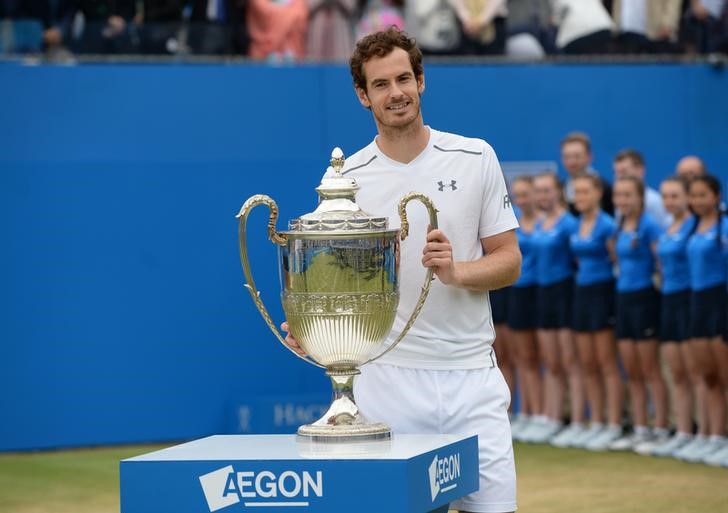 © Reuters. Foto del domingo de Andy Murray celebrando tras ganar el título en Queen´s