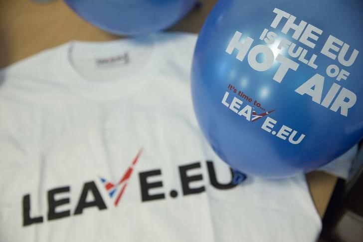 © Reuters. Товары с символикой, призывающей к выходу Битании из ЕС