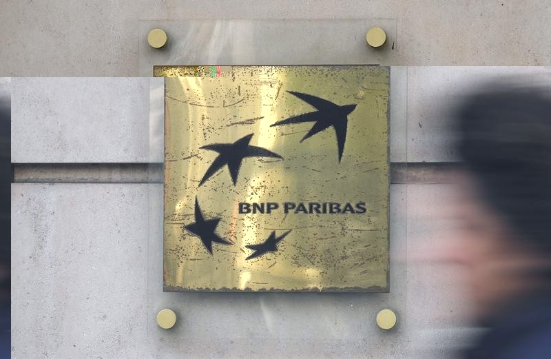 © Reuters. LES VALEURS FINANCIÈRES EN FORTE HAUSSE À MI-SÉANCE À PARIS