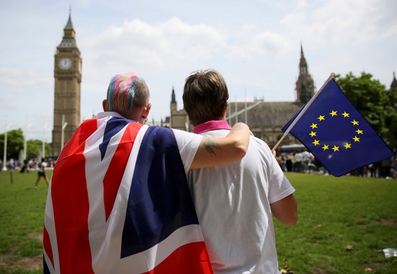 © Reuters. Los bonos de zona euro reducen distancias al alejarse el temor a un Brexit