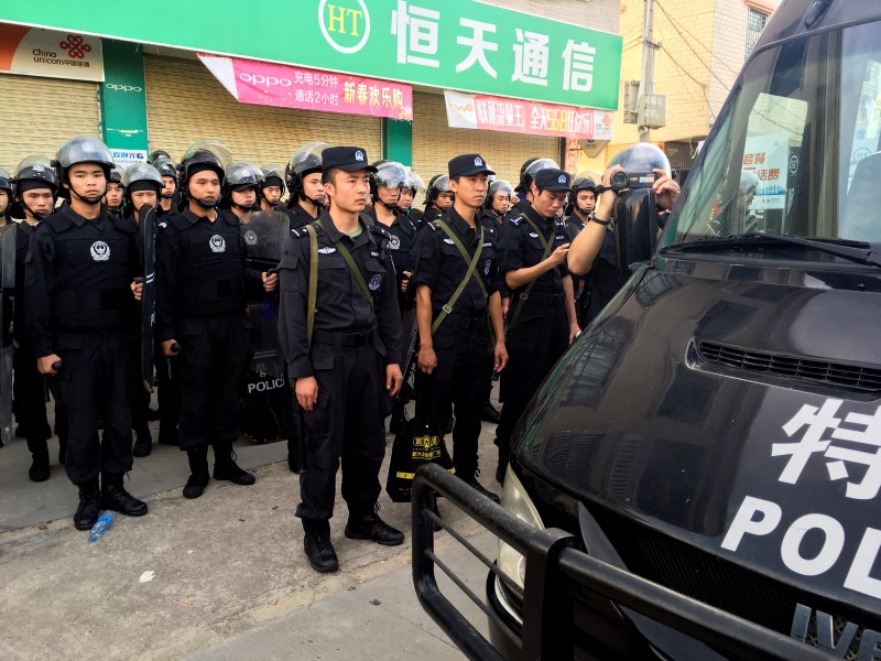 © Reuters. Policemen patrol at Wukan village in China's Guangdong province