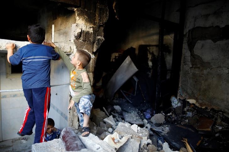 © Reuters. Crianças em meio a destroços na cidade turca de Kilis