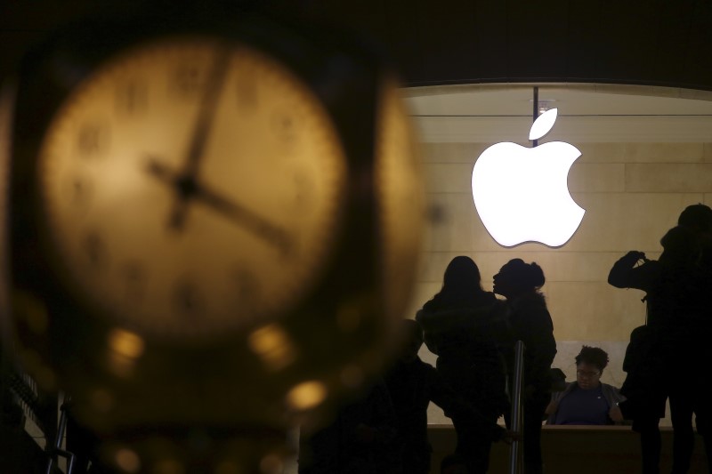 © Reuters. The Apple logo is pictured behind the clock at Grand Central Terminal in the Manhattan borough of New York