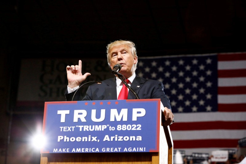 © Reuters. Republican U.S. Presidential candidate Donald Trump speaks at a campaign rally in Phoenix