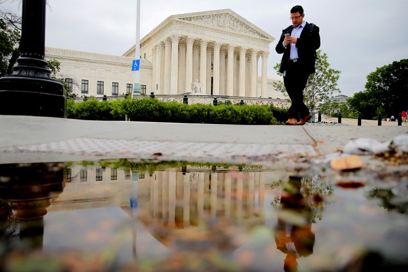 © Reuters. A pedestrian walks in front of the U.S. Supreme Court building in Washington C
