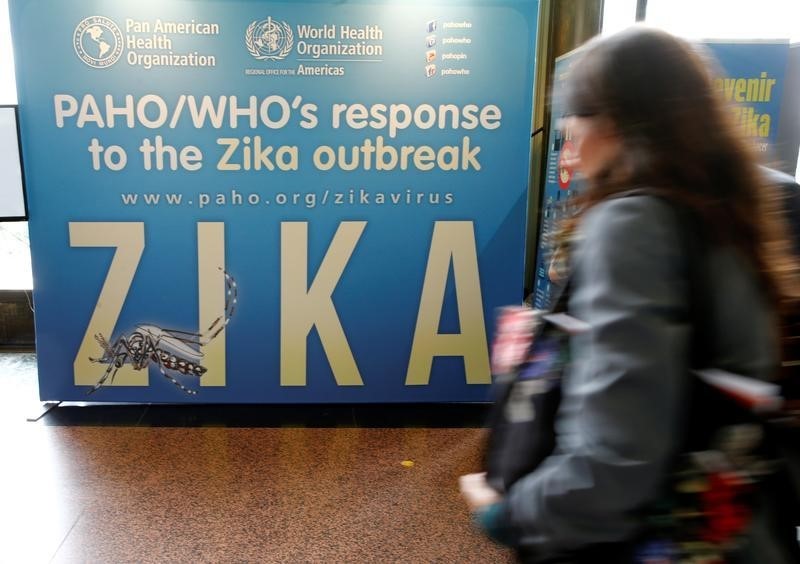 © Reuters. Mulher em frente cartaz sobre Zika na sede da ONU, em Genebra
