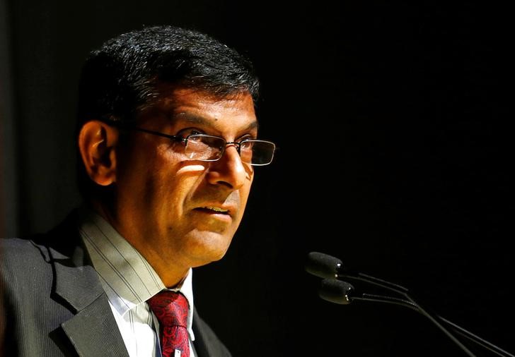 © Reuters. RBI Governor Rajan delivers a lecture at Tata Institute of Fundamental Research in Mumbai