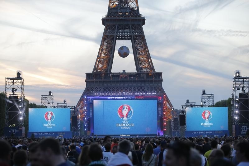 © Reuters. La UEFA califica de éxito la Eurocopa ampliada por lo igualado de grupos y partidos