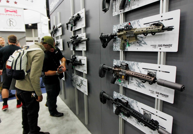 © Reuters. Pessoas olhando armas durante encontro anual da Associação Nacional do Rifle em Louisville