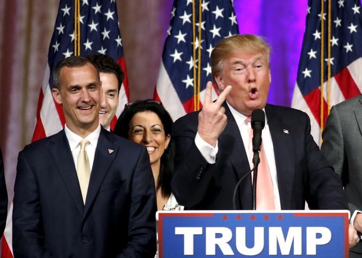 © Reuters. Corey Lewandowski ao lado de Trump em Palm Beach