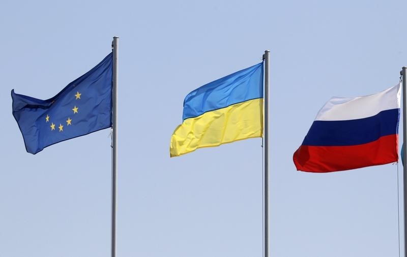 © Reuters. Флаги России, Украины и ЕС в аэропорту Минска