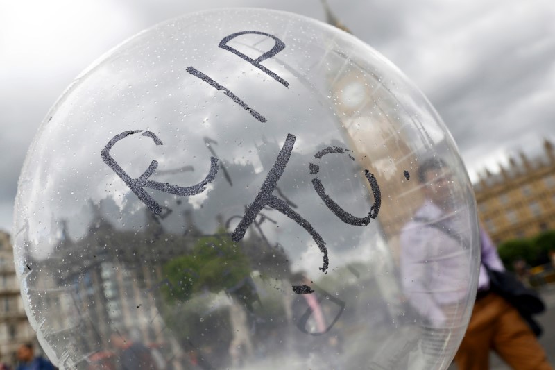 © Reuters. A man is seen trough a balloon in memory of murdered Labour Party MP Jo Cox, who was shot dead in Birstall, at Parliament Square in London