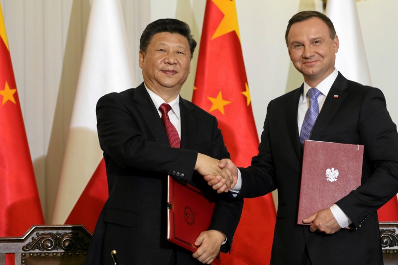 © Reuters. Chinese President Xi Jinping and his Polish counterpart Andrzej Duda attend the signing of a cooperation treaty between China and Poland at the Presidential Palace in Warsaw