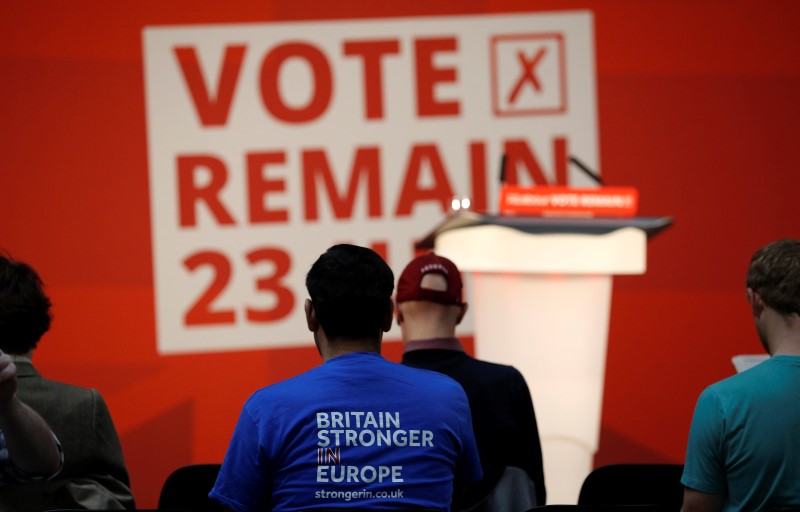 © Reuters. Vote Remain supporters arrive for an event at Manchester Metropolitan University's student Union in Manchester, northern England