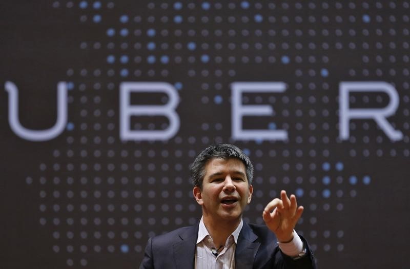 © Reuters. Uber CEO Kalanick speaks to students during an interaction at IIT campus in Mumbai