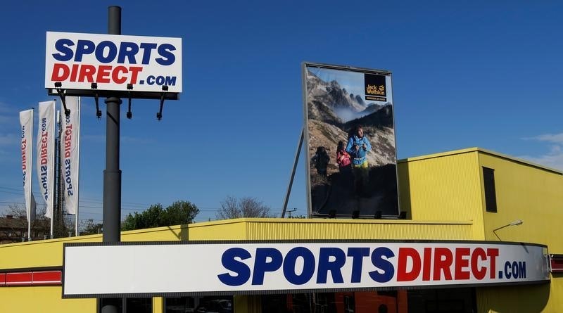 © Reuters. Company logos are seen outside a Sports Direct store in Vienna