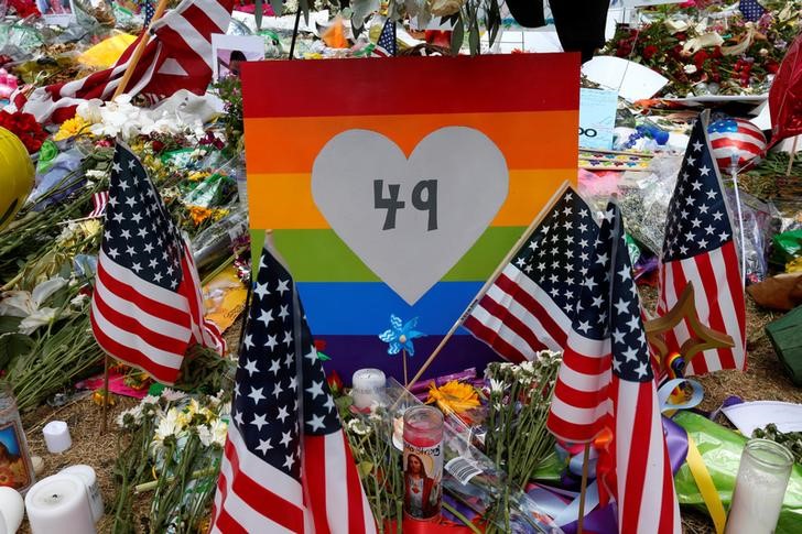 © Reuters. Homenagens às 49 vítimas de atirador de Orlando