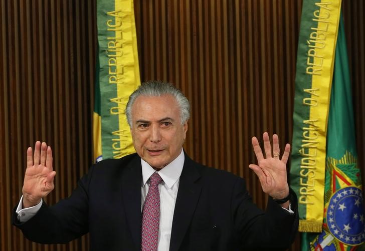 © Reuters. Presidente interino Michel Temer participa de reunião com governadores dos Estados brasileiros no Palácio do Planalto, em Brasília