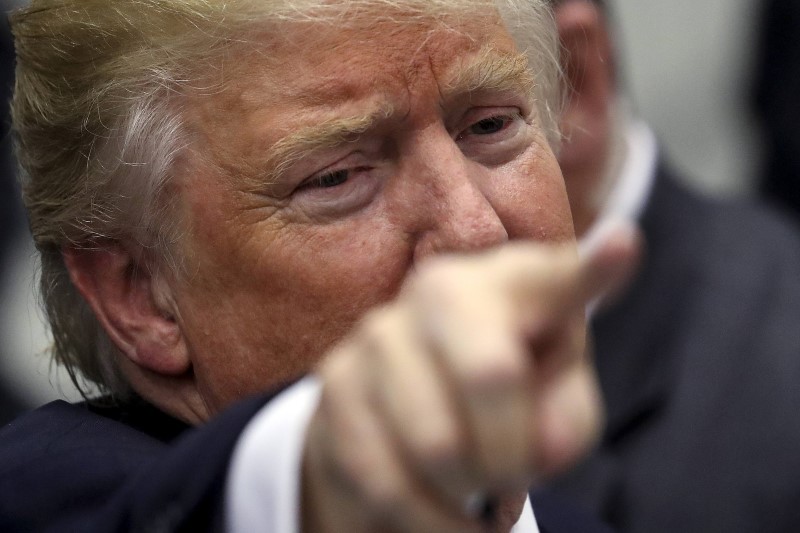 © Reuters. File photo of U.S. Republican presidential candidate Donald Trump points to a supporter as he leaves a campaign event in an airplane hanger in Rome, New York