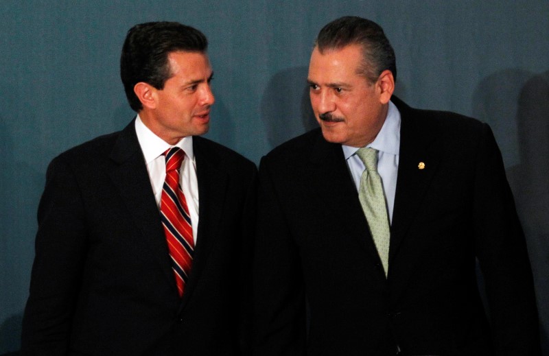 © Reuters. Mexico's president-elect Pena Nieto and congressman Beltrones attend a meeting with newly elected senators and lawmakers of the PRI in Mexico City