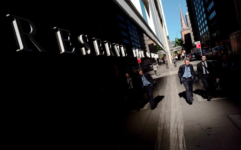 © Reuters. Businessman walk past the Reserve Bank of Australia Building in Sydney's central business district