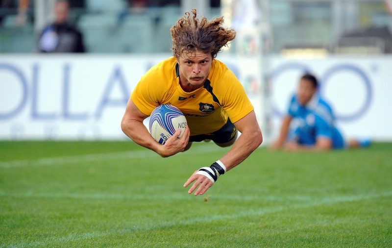 © Reuters. Australia's Nick Cummins scores a try during their Six Nations rugby union match against Italy at the Olympic stadium in Turin