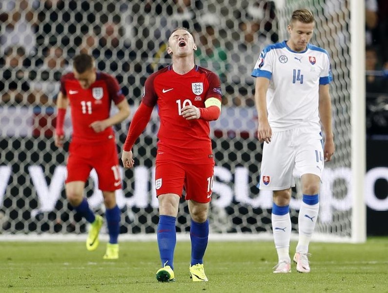 © Reuters. El delantero inglés Wayne Rooney reacciona tras un ataque fallido contra Eslovaquia por el grupo B de la Euro 2016 en Saint-Etienne en Francia