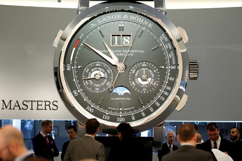 © Reuters. Visitors on the A. Lange & Soehne stand during the opening day of the SIHH fair in Geneva