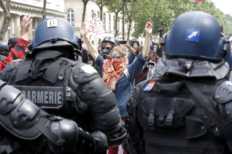 © Reuters. LES MANIFESTATIONS DIVISENT LES SYNDICATS DE POLICIERS