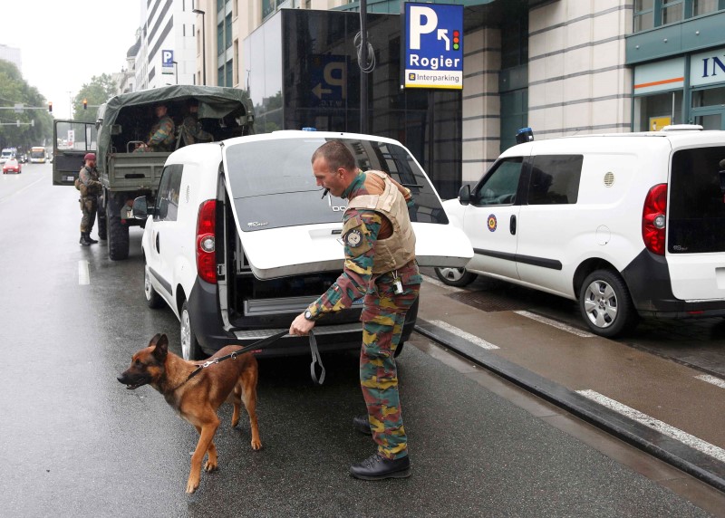 © Reuters. A K9 unit arrives outside the City2 shopping complex in Brussels
