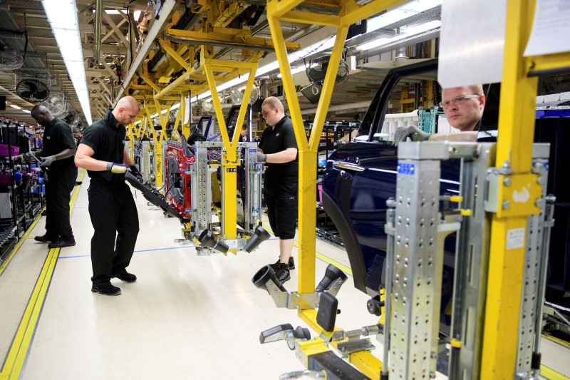 © Reuters. Workers assemble cars at the plant for the Mini range of cars in Cowley, near Oxford