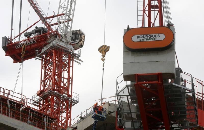 © Reuters. BOUYGUES, PLUS FORTE HAUSSE DU CAC 40 À LA MI-SÉANCE