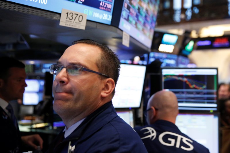 © Reuters. Traders work on the floor of the New York Stock Exchange