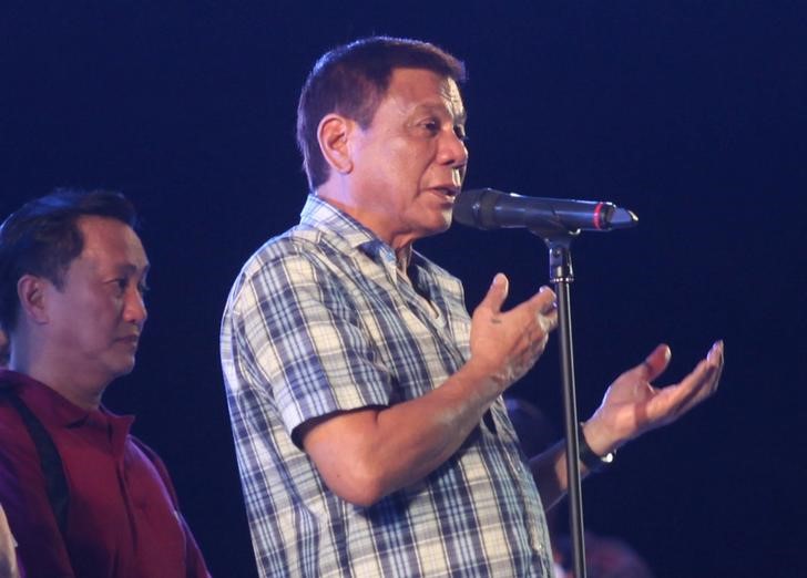 © Reuters. Philippine President-elect Rodrigo Duterte speaks during his election victory celebration in Davao city in southern Philippines