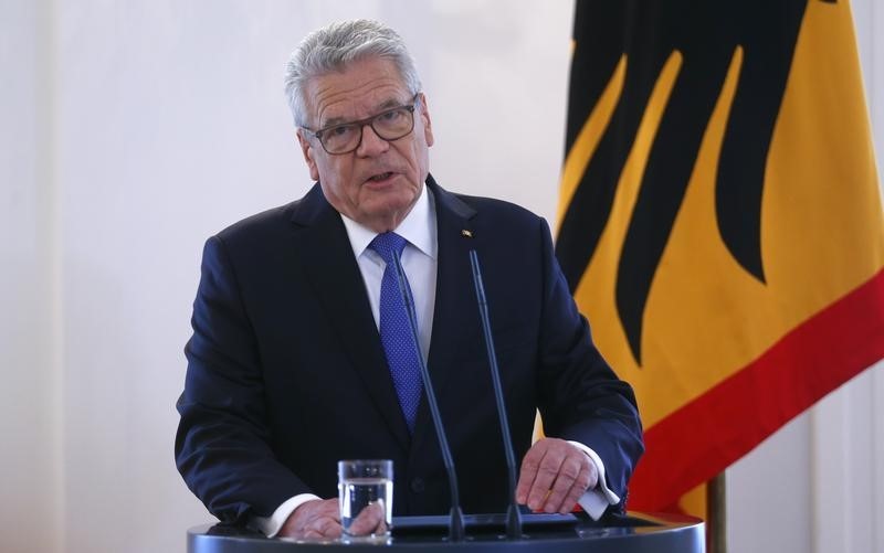 © Reuters. German President Gauck gives a press statement at the presidential residence Bellevue Palace in Berlin